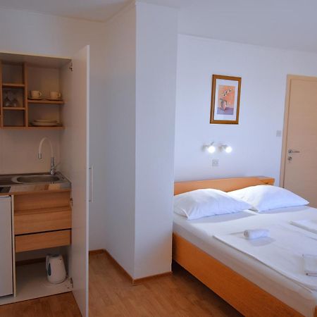 Guest House Sandra Rab Town Extérieur photo