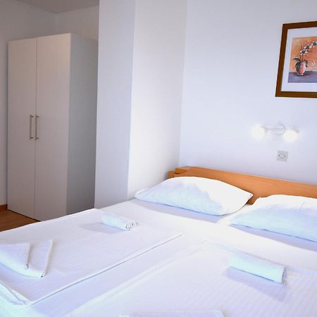 Guest House Sandra Rab Town Extérieur photo