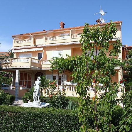 Guest House Sandra Rab Town Extérieur photo