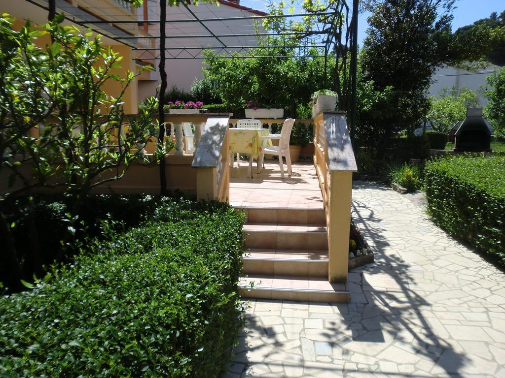 Guest House Sandra Rab Town Extérieur photo