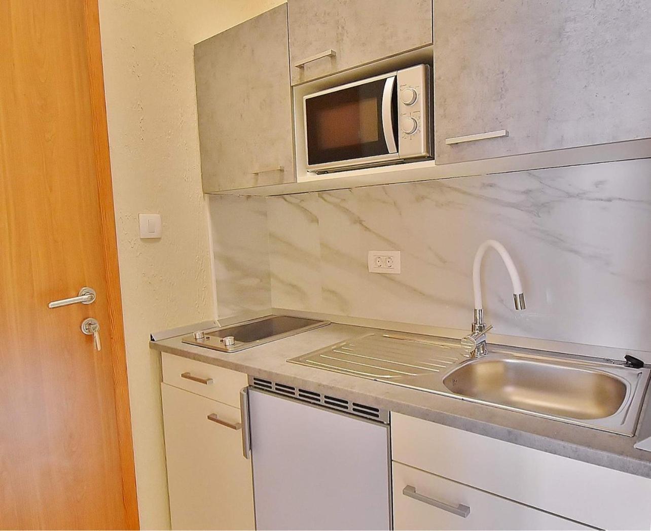 Guest House Sandra Rab Town Extérieur photo