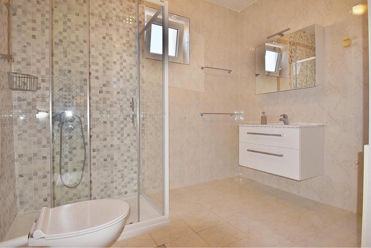 Guest House Sandra Rab Town Extérieur photo
