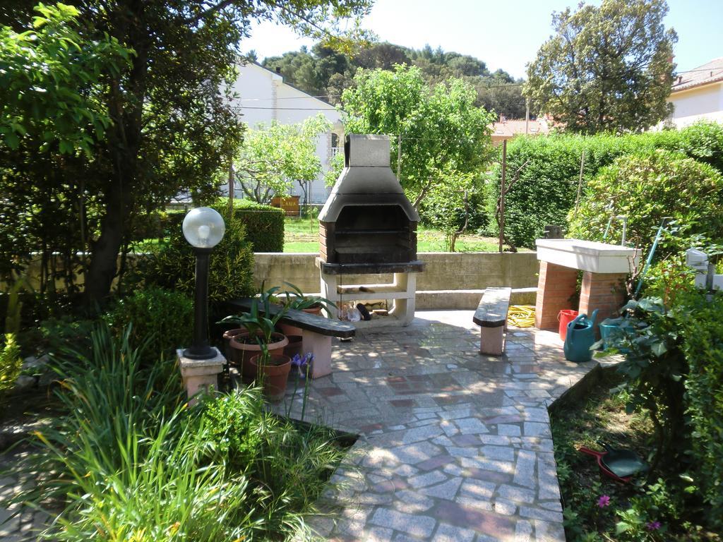 Guest House Sandra Rab Town Extérieur photo