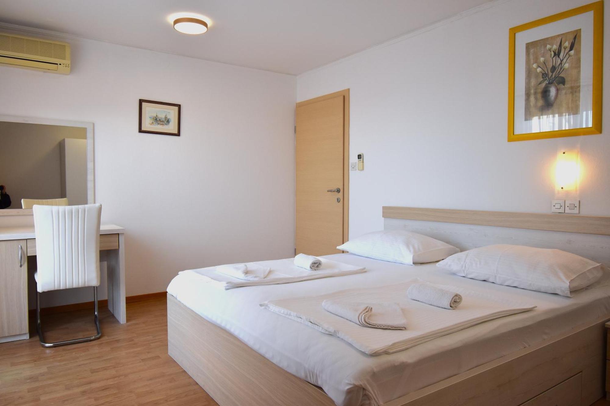 Guest House Sandra Rab Town Extérieur photo