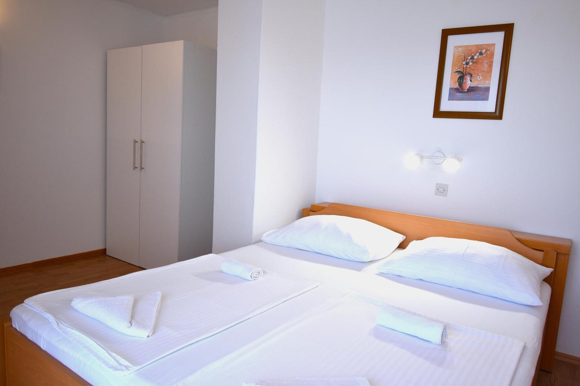 Guest House Sandra Rab Town Extérieur photo