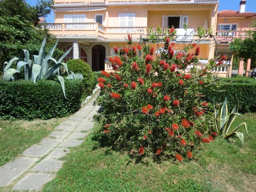 Guest House Sandra Rab Town Extérieur photo