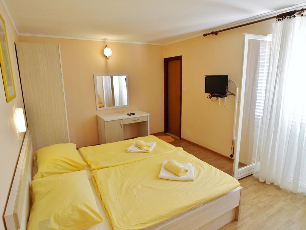 Guest House Sandra Rab Town Extérieur photo