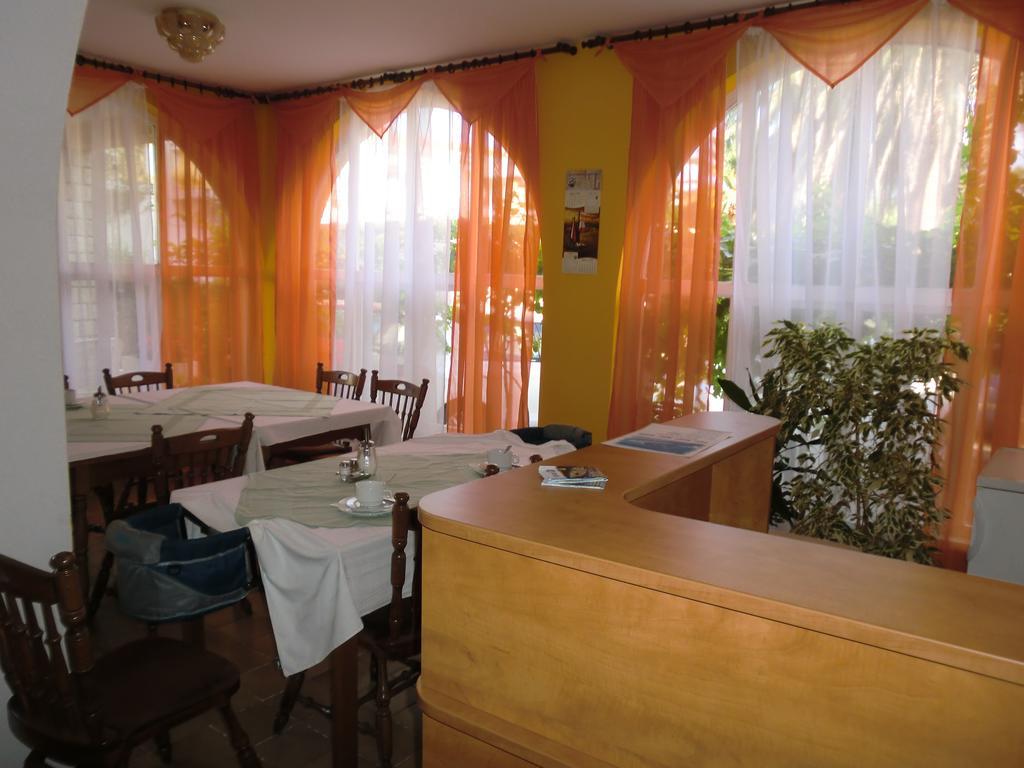 Guest House Sandra Rab Town Extérieur photo
