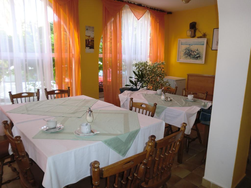 Guest House Sandra Rab Town Extérieur photo