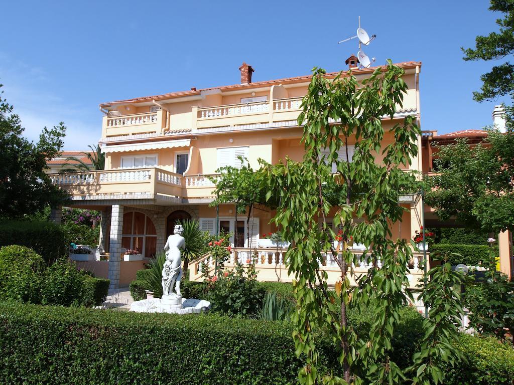 Guest House Sandra Rab Town Extérieur photo