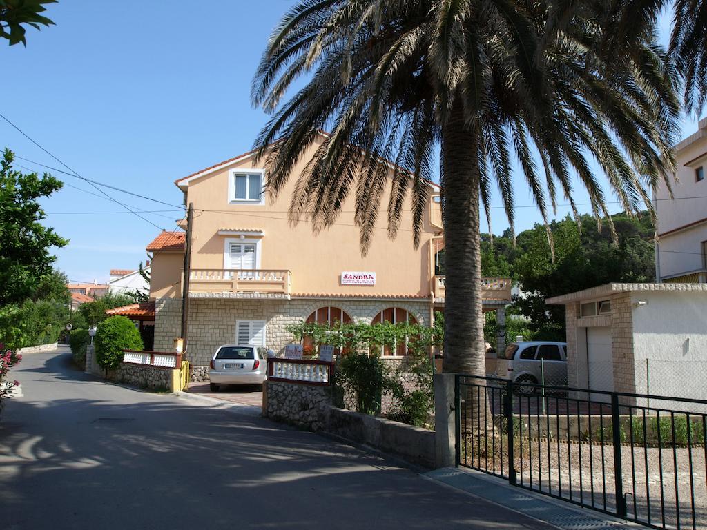 Guest House Sandra Rab Town Extérieur photo