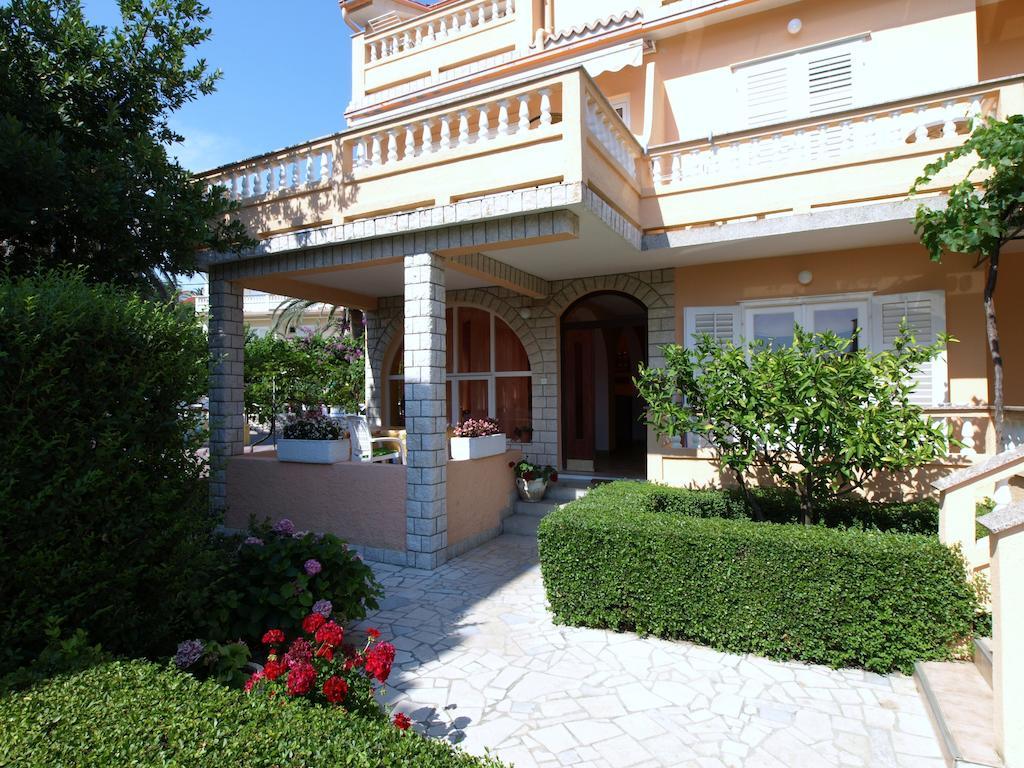 Guest House Sandra Rab Town Extérieur photo