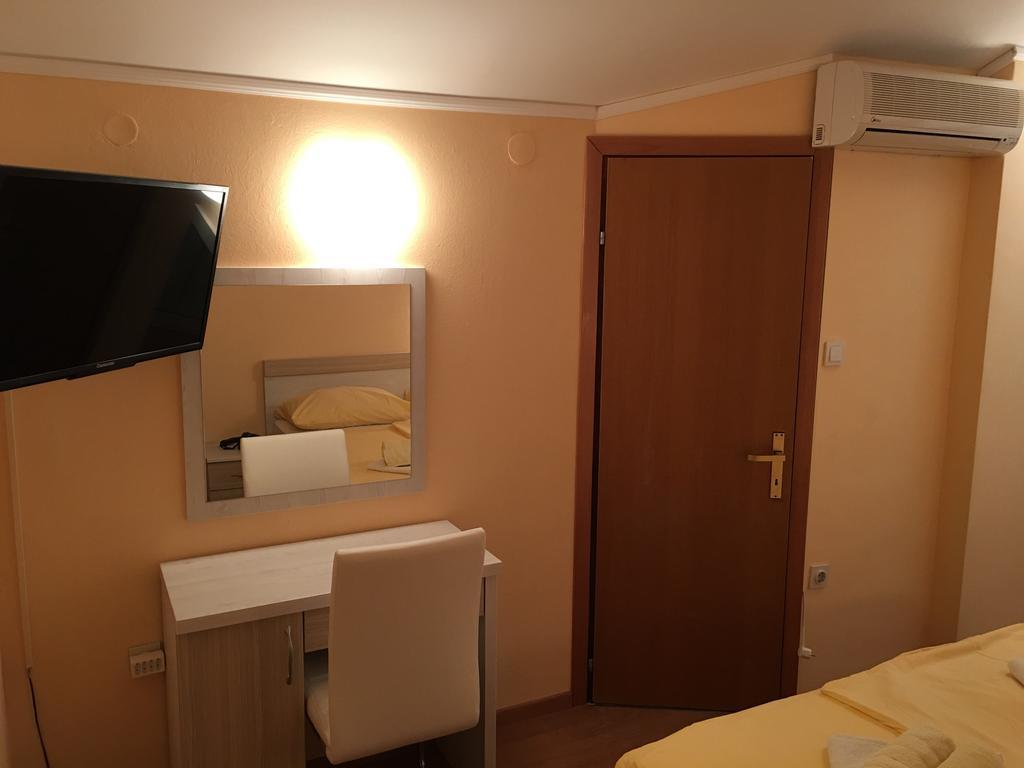 Guest House Sandra Rab Town Extérieur photo