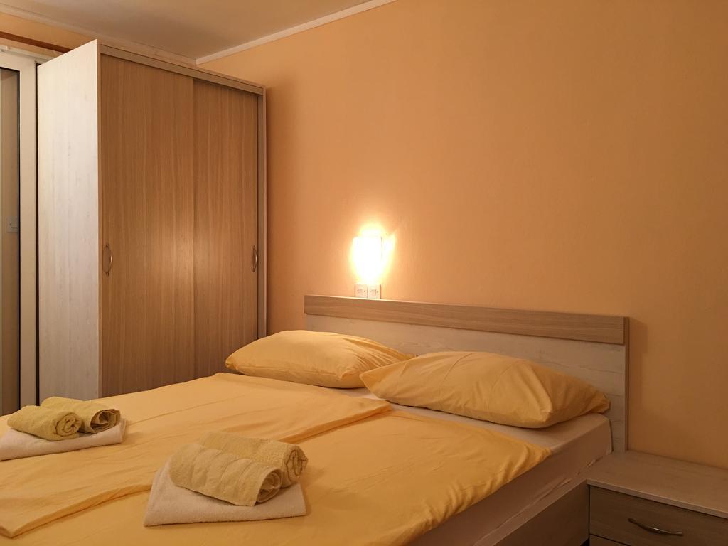Guest House Sandra Rab Town Extérieur photo