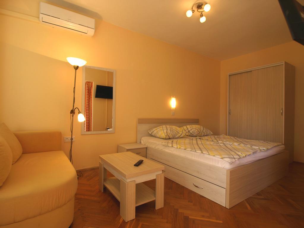 Guest House Sandra Rab Town Extérieur photo