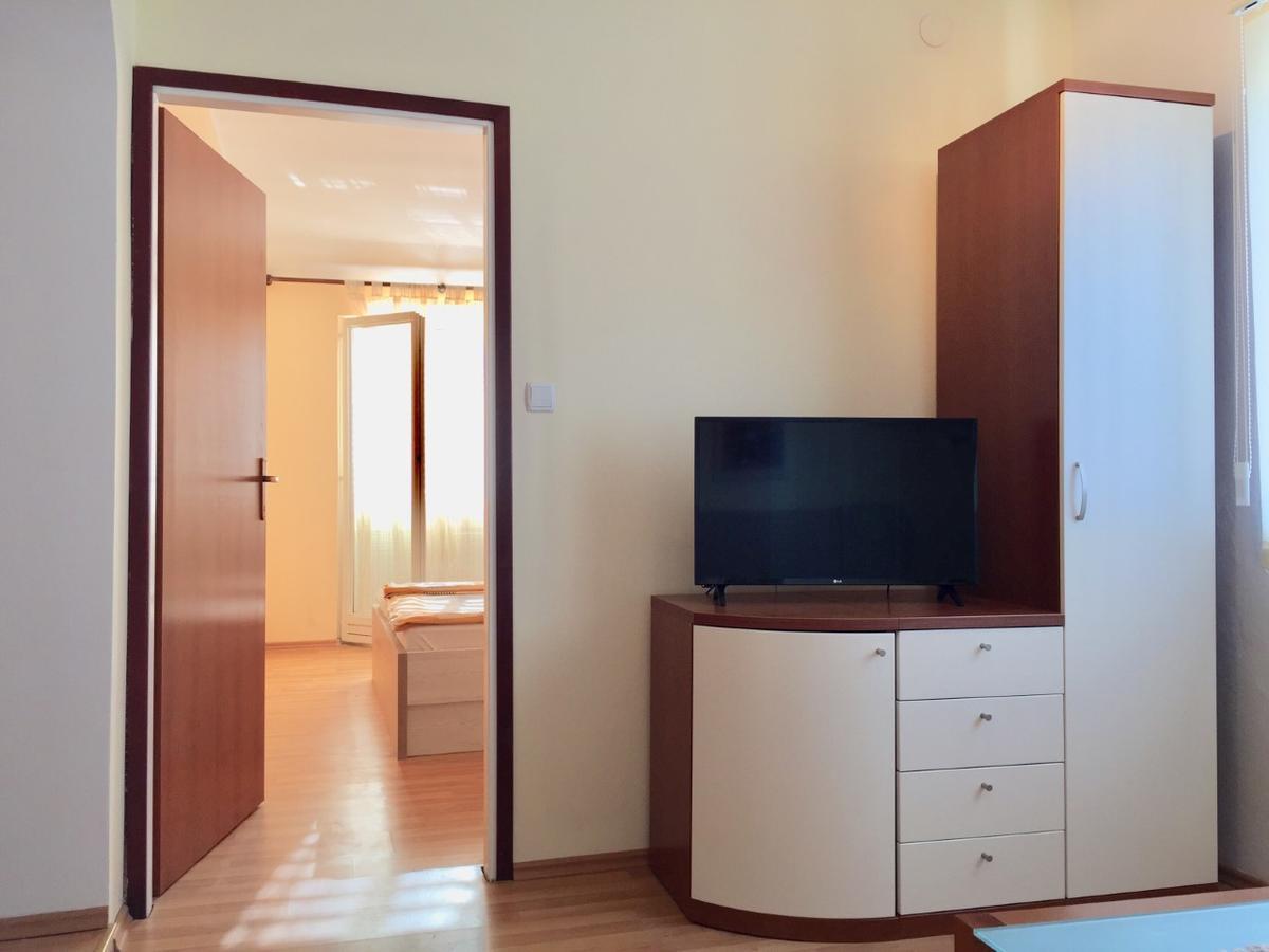 Guest House Sandra Rab Town Extérieur photo