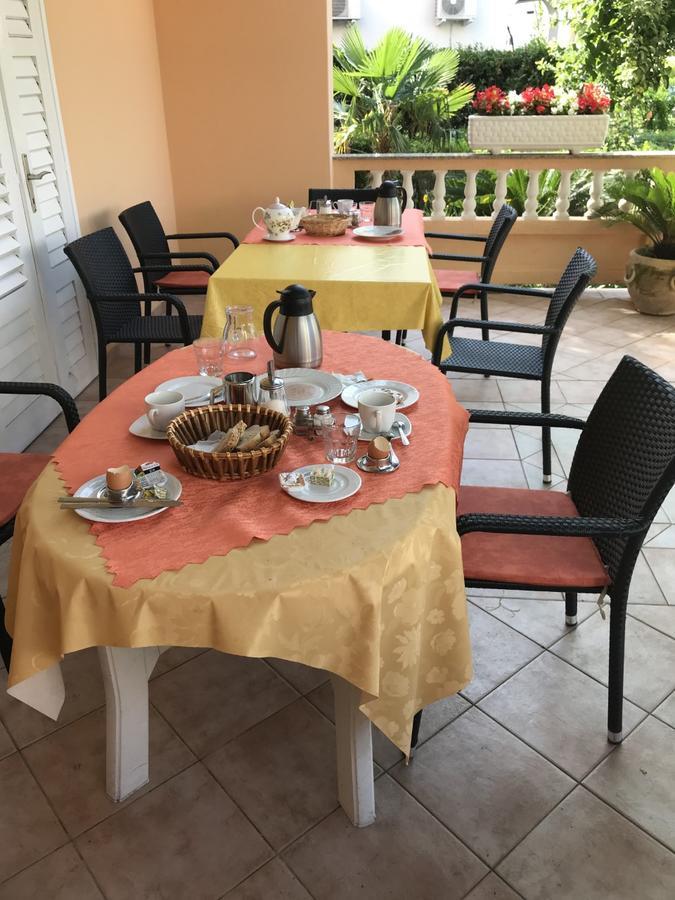 Guest House Sandra Rab Town Extérieur photo